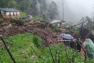 बाग्लुङमा पहिरो खसेर घर पुरिदा एक महिला बेपत्ता