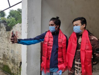 म्याग्दीमा दुई युवाले कोरोना भाइरसलाई जितेर घर फर्किए