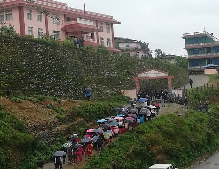 दलित अधिकारकर्मीले रुकुम पश्चिम अदालत अगाडि प्रदर्शन