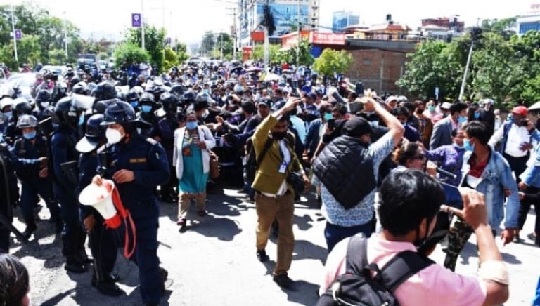 प्रधानमन्त्री लाई ज्ञापन पत्र बुझाउन गएको अधिकारकर्मी माथी प्रहरीको धरपकड