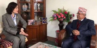 चिनियाँ राजदूत र माधव नेपाल  बिच भेट बार्ता