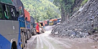 अविरल वर्षापछि पहिरो जाँदा देशका विभिन्न जिल्लामा सडक अवरुद्ध
