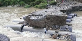 नवलपरासीको गैँडाकोटमा आएको बाढीले डाइभर्सन बगाएपछि पूर्वपश्चिम राजमार्ग अवरुद्ध