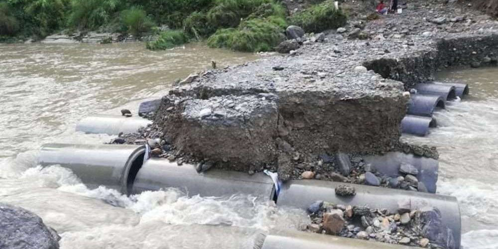नवलपरासीको गैँडाकोटमा आएको बाढीले डाइभर्सन बगाएपछि पूर्वपश्चिम राजमार्ग अवरुद्ध