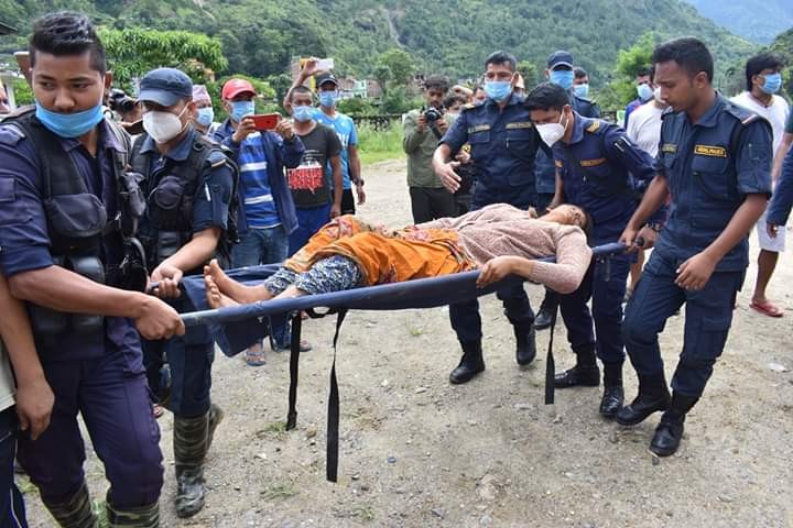 म्याग्दी पहिरो अपडेट :  पहिरोमा परि घाइते सुत्केरी महिलालाई हेलिकप्टर मार्फत उद्धार