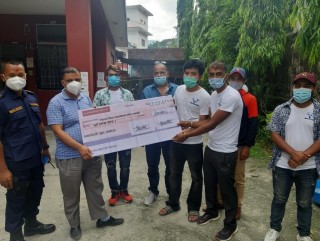 म्याग्देली युवा आवाजको सहयोग रकम बिपद ब्यबस्थापन कोष लाई हस्तान्तरण