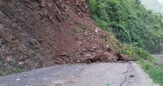 नारायणगढ-मुग्लिन सडक भासियो,यातायात सञ्चालन अबरुद्ध