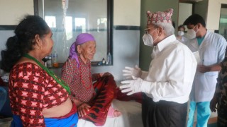 प्रदेश प्रमुख शेरचनले भेटे म्याग्दी र कास्कीका उपचाररथ पहिरो पिडितलाई