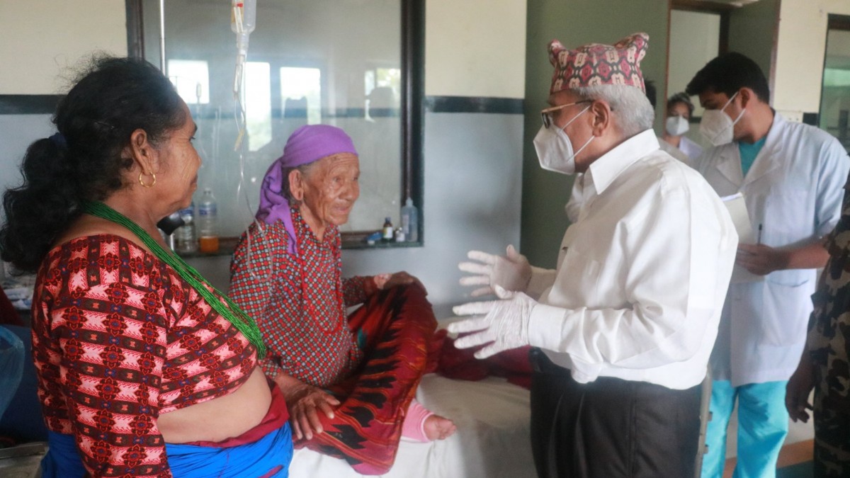 प्रदेश प्रमुख शेरचनले भेटे म्याग्दी र कास्कीका उपचाररथ पहिरो पिडितलाई