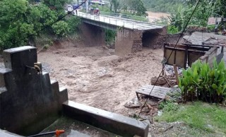 पहिरोका कारण धादिङमा पृथ्वी राजमार्गको पुल भत्कियो