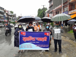 पोखराका निजी विद्यालयमा अध्यापनरत शिक्षक तथा कर्मचारीको झरीमा र्‍याली  “हामी पनि बाँच्न पाऊँ"