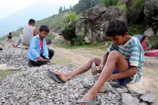 बन्दाबन्दीको समयमा विद्यालयमा पठनपाठन नहुने भएपछि विद्यार्थी गिट्टी कुटेर समय बिताउँदै