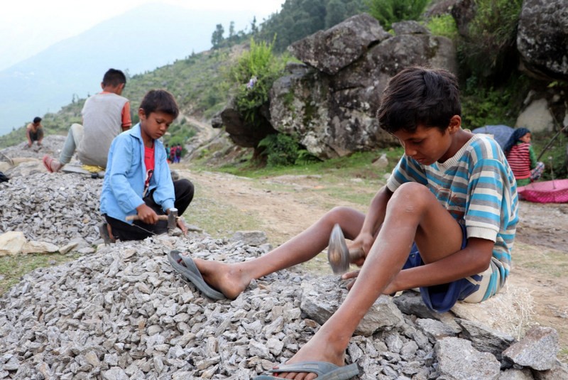 बन्दाबन्दीको समयमा विद्यालयमा पठनपाठन नहुने भएपछि विद्यार्थी गिट्टी कुटेर समय बिताउँदै