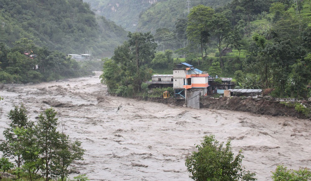कालीगण्डकी नदीको कटानका कारण म्याग्दीको सदरमुकाम बेनीबजार जोखिममा