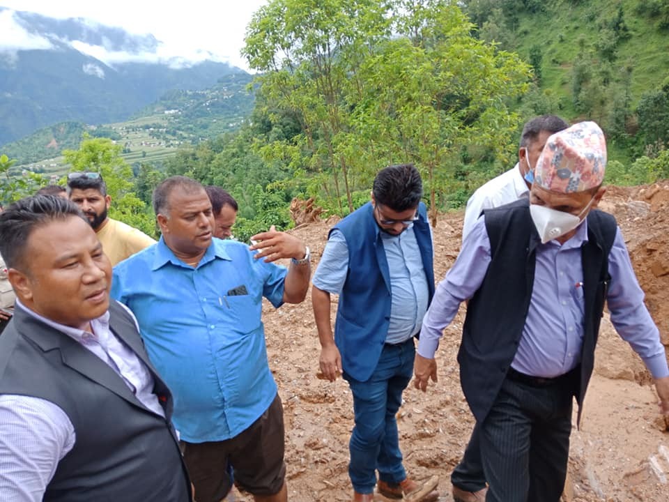 स्याङ्जामा पहिरोमा पुरिएर ज्यान गुमाएकाको परिवारलाई रु एक लाख ५० हजारका दरले राहत रकम उपलब्ध
