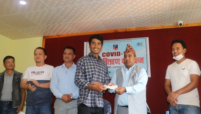 फुटबल खेलाडी र अफिसियललाई जिल्ला फुटबल सङ्घ बागलुङको  राहत