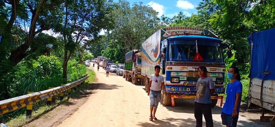 सडक नै भाँसिएर पहिरो गएपछि पृथ्वी राजमार्ग पुनः अवरुद्ध
