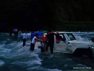 अर्जे खोलामा मोटरेवल पुल छैन, ज्यान जोखिममा राखेर तर्न बाध्य छन् मंगलाका स्थानीय (फोटो फिचर)