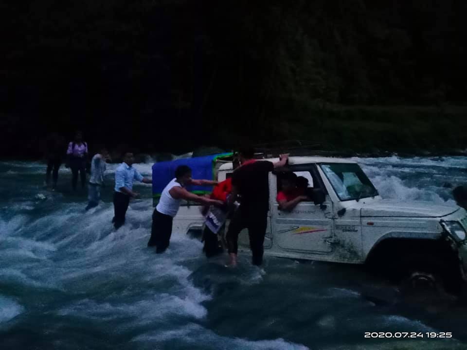 अर्जे खोलामा मोटरेवल पुल छैन, ज्यान जोखिममा राखेर तर्न बाध्य छन् मंगलाका स्थानीय (फोटो फिचर)