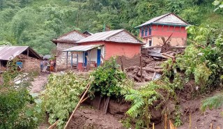 पहिरोको जोखिममा रहेका तनहुँ  भैसिकिलेका ६ घरपरिवारलाई सुरक्षित स्थानमा सारिने
