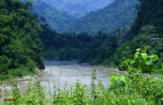 त्रिशूलीमा खस्यो भाटभटेनी सुपरमार्केटको सामानसहितकाे कन्टेनर