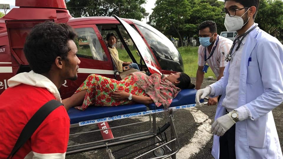 सुत्केरी व्यथाले थलिएकी म्याग्दी ताकमकी फुलमायालाई हेलिकप्टर मार्फत उद्धार गरी पोखरा ल्याइयो