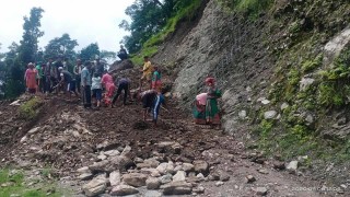 स्थानीयको जनश्रमदानबाट मोटरबाटो मर्मत सम्भार (फोटो फिचर)