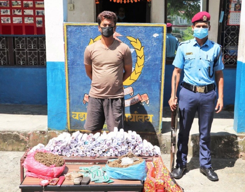 पोखरा ११ रानीपौवाबाट  ठुलो मात्रामा लागु अौषध सहित एक युवा प्रकाउ
