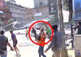 प्रेस लेखेको ज्याकेट लगाएका र हातमा क्यामेरा बोकेर प्रहरीतर्फ ढुंगा हान्ने युवक पक्राउ