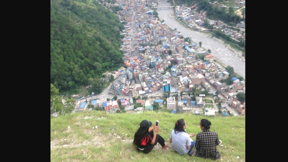बेपर्वाह आपसमा प्रेमलाप गरिरहेका जोडीहरु देखिने म्याग्दीको लभ्लीहिल हिजोआज सुनसान