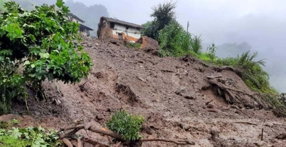 रोल्पामा पहिरोले पुरिएर एकै परिवारका तीन जनाको मृत्यु