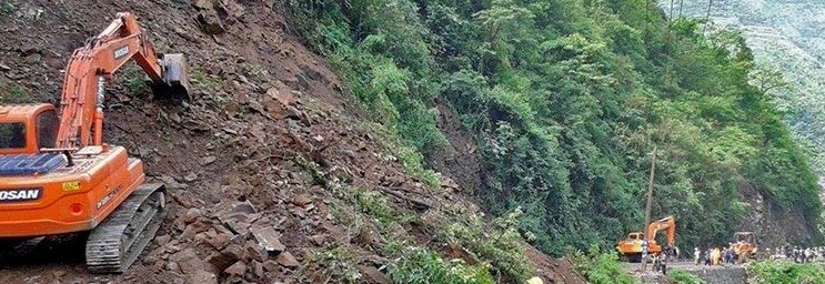 धादिङमा पहिरोले पुरिएर स्काभेटर सहित दुई जना बेपत्ता