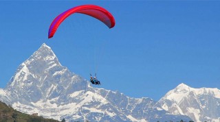पोखरामा  प्याराग्लाइडिङबाट फेवातालमा खसेका १९ वर्षीय युवकको सशस्त्र प्रहरी टोली द्दारा उद्धार