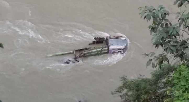 त्रिशुलीमा ट्रक खस्दा चालकसहित तीन घाइते