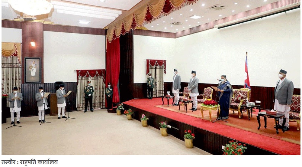 मन्त्रिमण्डलमा समावेश गरिएका नवनियुक्त मन्त्रीहरूले शपथग्रहण गरे