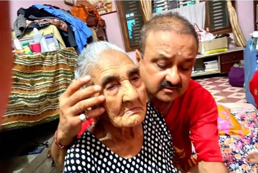 चर्चित हास्यकलाकार तथा निर्देशक शिवहरि पौडेल (राता मकै)लाई मातृशोक