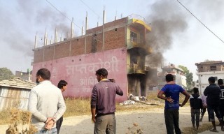 ६ वर्षीया बालिकाको हत्या आरोपमा पक्राउ परेका व्यक्तिको घरमा आगजनी र तोडफोड