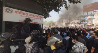 ६ वर्षीया बालिका बलात्कारपछि हत्या प्रकरण : स्थानीय र प्रहरीबीच झडप,प्रहरीको गोली लागी तीन घाइते
