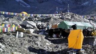 सगरमाथाको फोहोर : एक लिटर पानीमा ३० माइक्रोस्कोपिक प्लाष्टिक कण