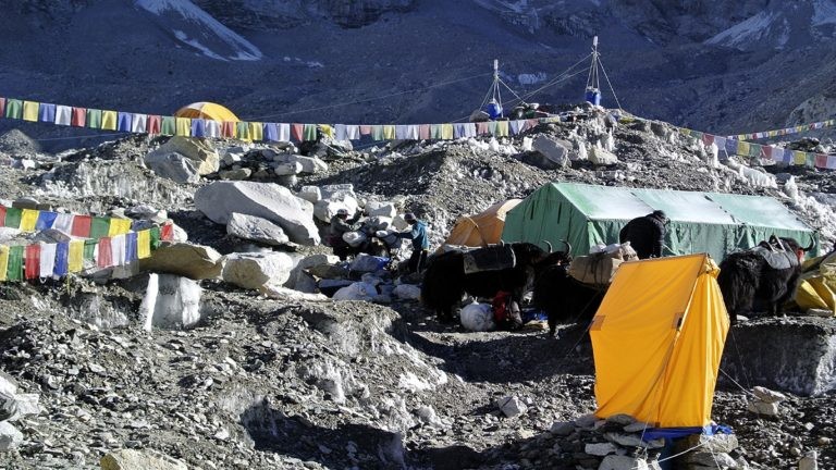 सगरमाथाको फोहोर : एक लिटर पानीमा ३० माइक्रोस्कोपिक प्लाष्टिक कण
