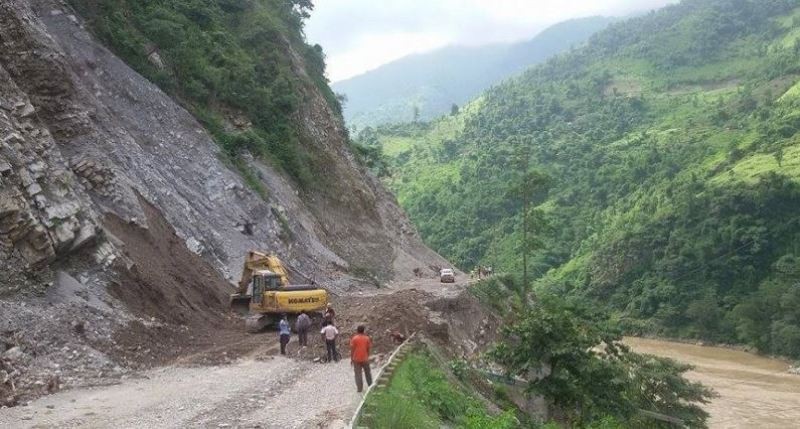 लगातारको वर्षाका कारण मध्यपहाडी लोकमार्गको पर्वत–बागलुङ खण्ड अवरुद्ध