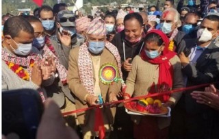 स्थानीय नेता कार्यकर्ता र सुरक्षाकर्मीको बाक्लो उपस्थितिमा नेता पौडेलले गरे पुलको उद्घाटन