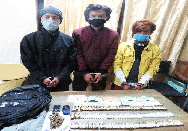 पोखरामा लागूऔषध सहित तीन युवा पक्राउ