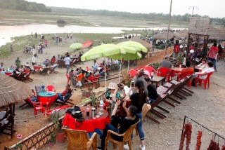 सौराहामा आन्तरिक पर्यटकको राम्रै चहलपहल, पर्यटन क्षेत्र विस्तारै माथि उठ्न थाले