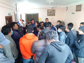 श्रद्धाञ्जली सभामा सहभागि हुन आएका सह–संयोजक तामाङमाथि विद्यार्थीहरुद्धारा दुव्र्यवहार