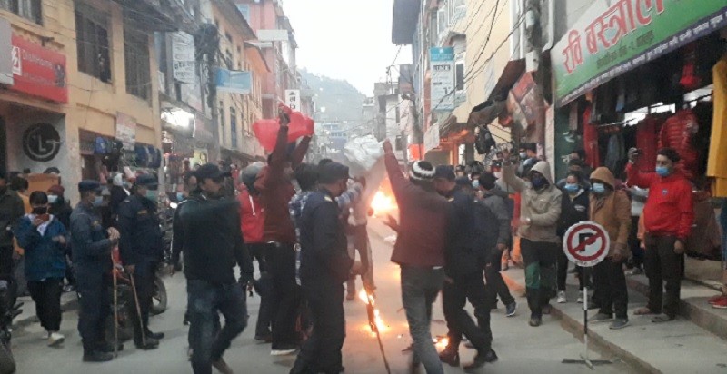 संसद विघटन विरोधमा बागलुङमा प्रधानमन्त्री केपी ओलीको पुत्ला दहन