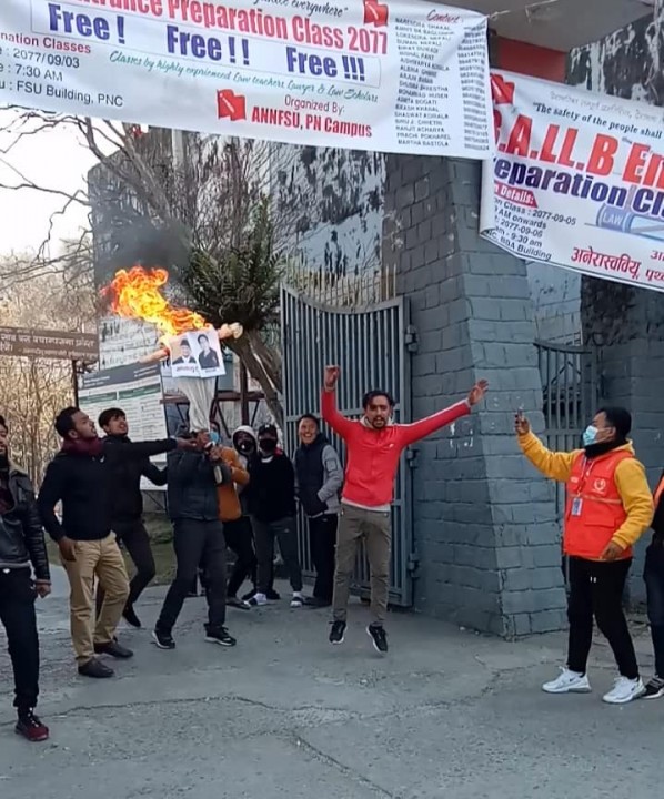 पृथ्वीनारायण क्याम्पस पोखरामा बिधार्थी र प्रहरी बीच झडप,राष्ट्रपति र प्रम ओलीको पुत्ला समेत दहन