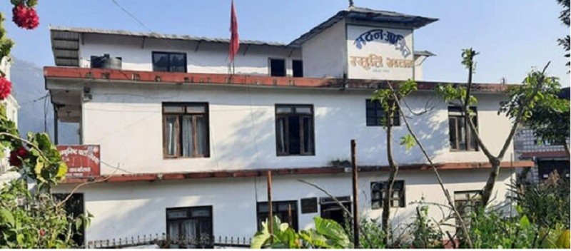 नेकपाको केन्द्रको किचलो विवाद जिल्ला तहमा, लम्जुङ पार्टी कार्यालयमा ओली समूहको तालाबन्दी