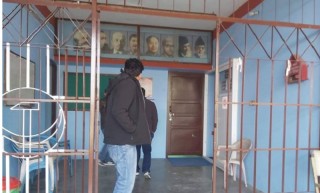 चितवन पार्टी कार्यालयमा ओली पक्षले लगाएको ताला प्रचण्ड-माधव समूहले केही घण्टामै फोडे