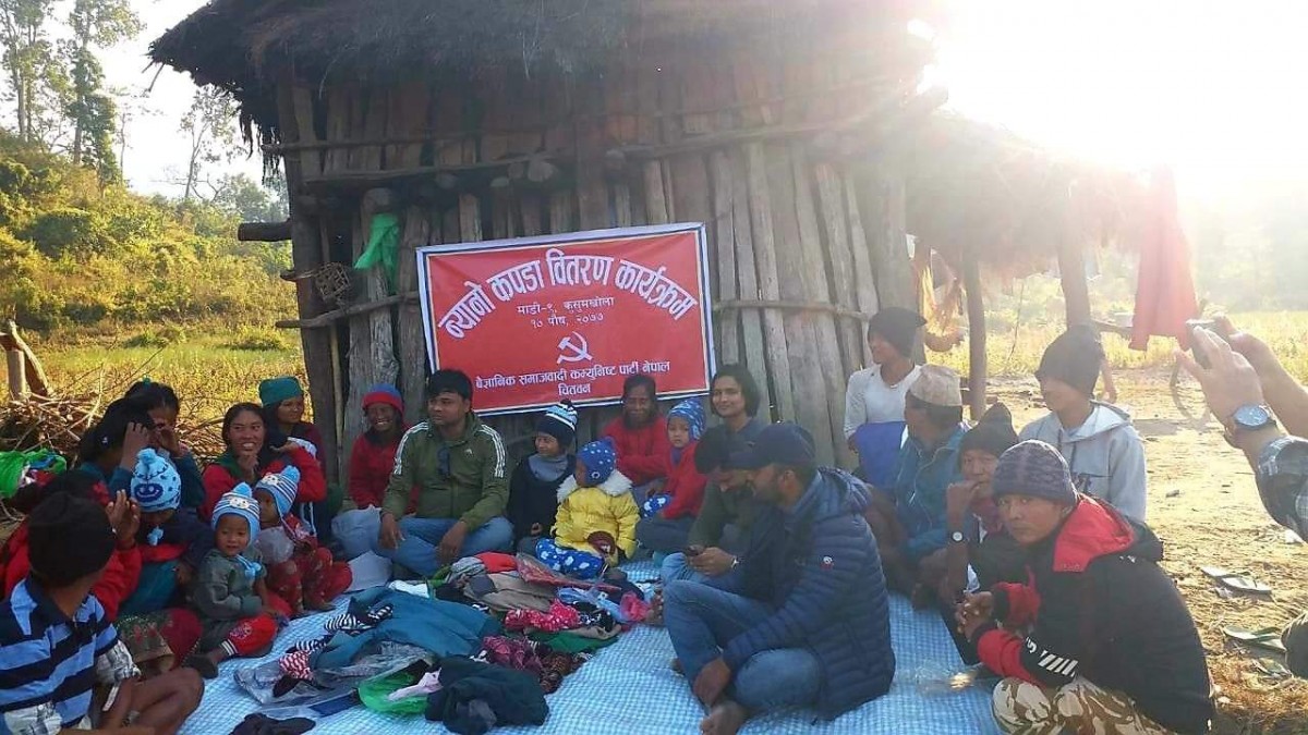 बैज्ञानिक समाजवादी कम्युनिस्ट पार्टी केन्द्रीय सदस्यको पहलमा चेपाङ बस्तिलाई न्यानो कपडा